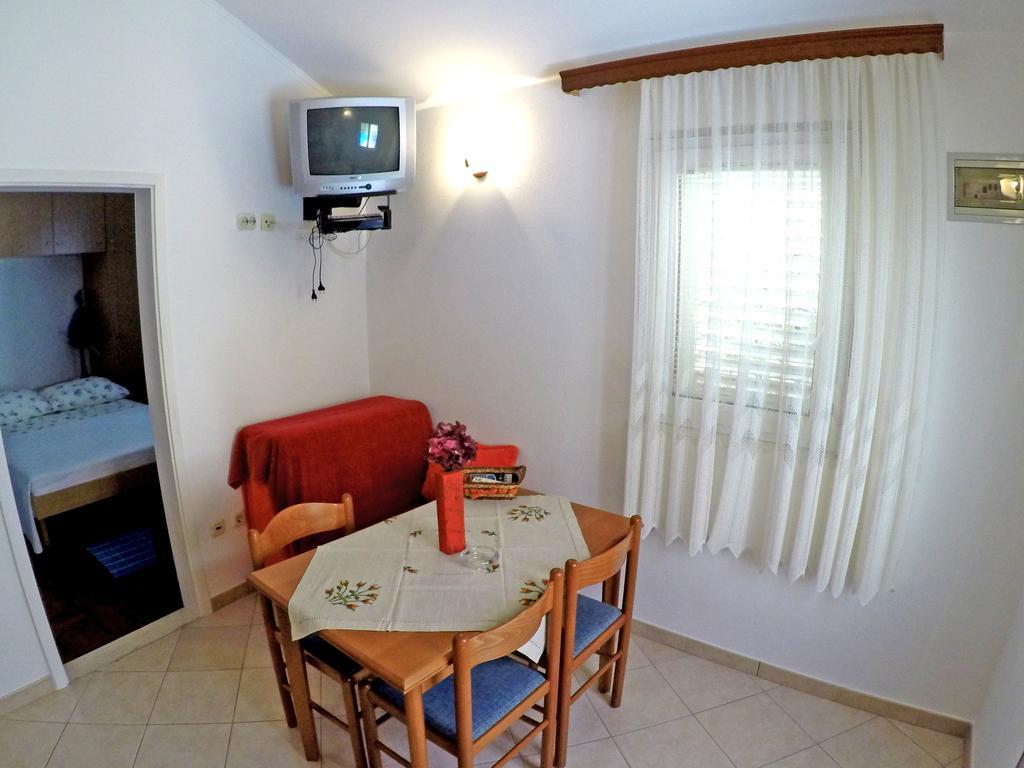 Apartments Ivic Бол Екстериор снимка